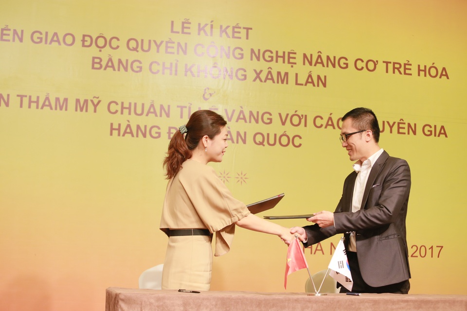 Trần Minh Group hợp tác với bệnh viện thẩm mỹ ID Hàn Quốc - 2 Thạc sĩ thẩm mỹ Lee Hye Woon và ông Trần Văn Tuấn – Giám đốc điều hành Trần Minh Group tiến hành lễ ký kết chuyển giao công nghệ làm đẹp mới.