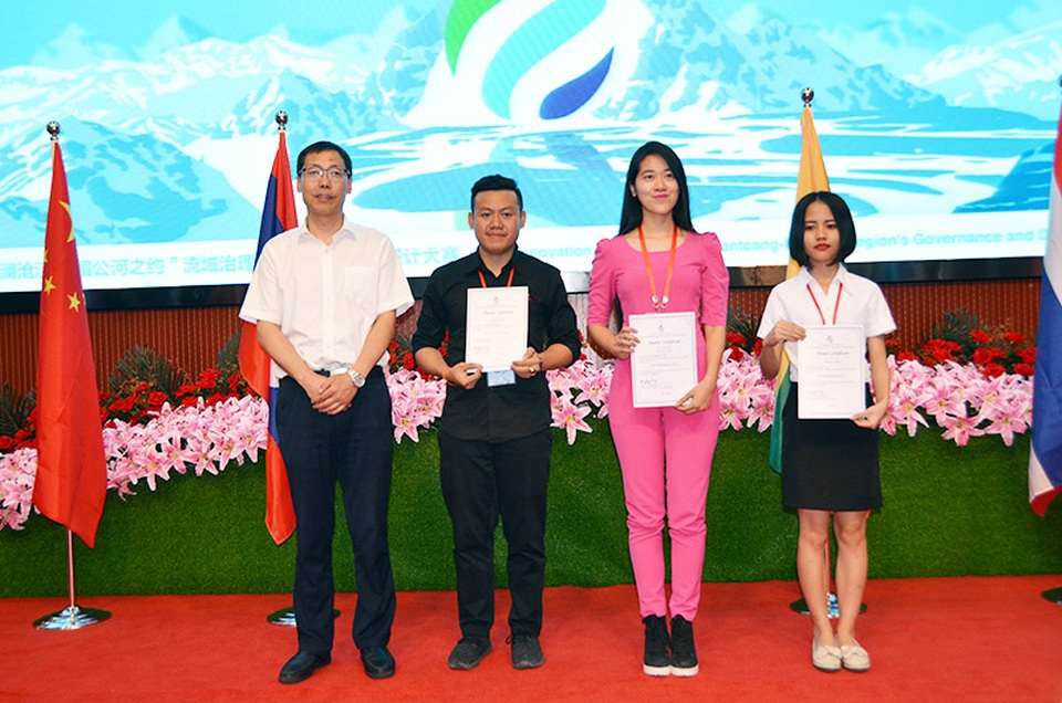 Sinh viên Ngoại giao gây ấn tượng tại trại hè Sáng tạo và khởi nghiệp ở Tây Tạng - 3
Nữ sinh Học viện Ngoại giao (áo hồng) nhận giải Thí sinh diễn thuyết hay nhất