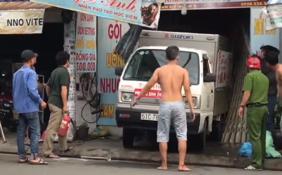 Gặp anh tài xế lùi xe tải húc tung cửa nhà đang cháy để cứu người - 2
Anh Bình phải 2 lần lùi xe mới tông sập được cánh cửa