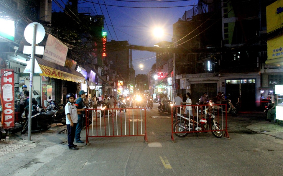 Lực lượng chức năng phong tỏa tuyến đường phía dưới để đảm bảo an toàn cho người dân