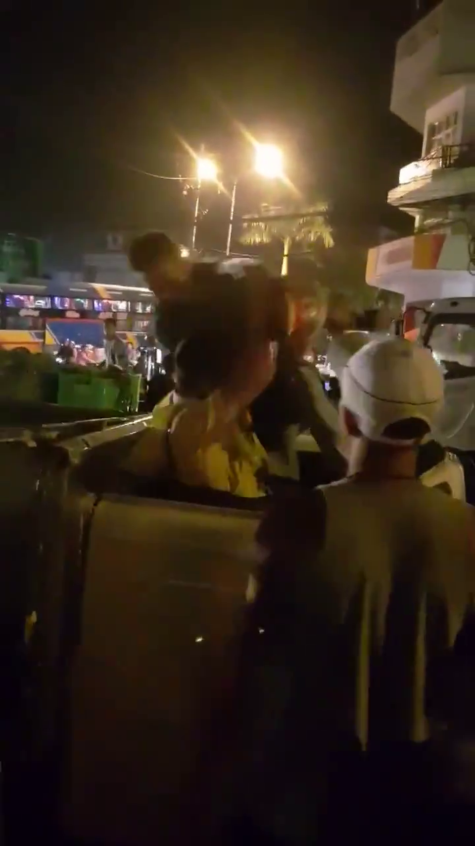 Tài xế xe tải dùng tay đánh cảnh sát giao thông khi chiếc xe bị lật (ảnh cắt từ clip)