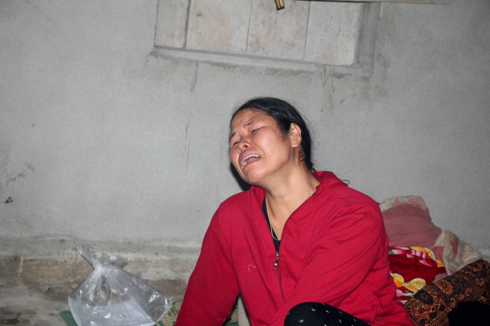 Một học sinh tử vong vì bị chó nhà cắn ngón tay - 2
Chị Hà Thị Kim đau đớn tột cùng trước cái chết của con gái