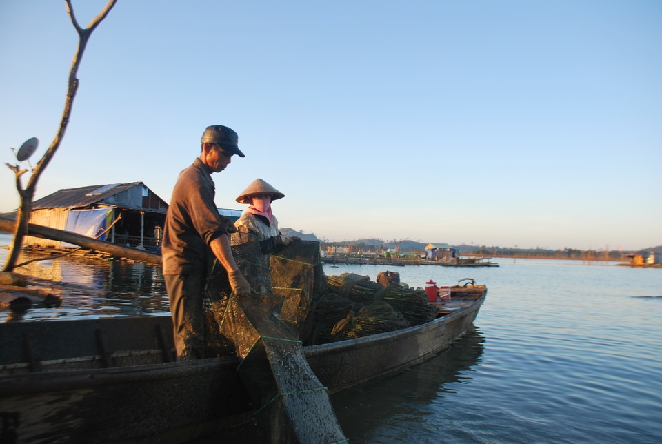 Mưu sinh đánh bắt cá trên sông Sê San của người dân làng chài