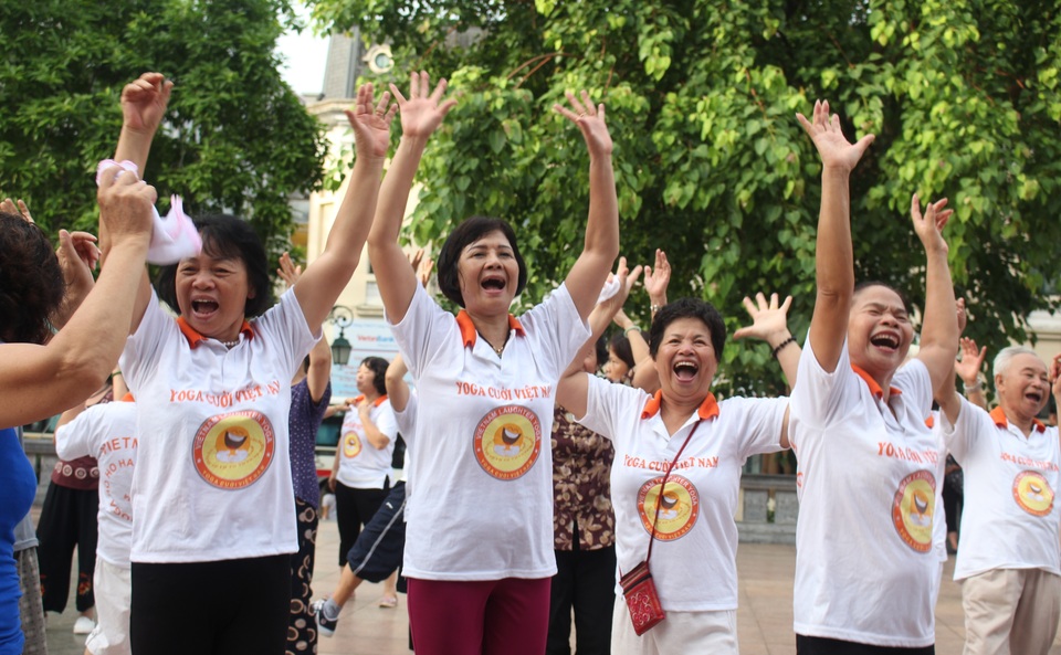 Bể bụng với "Yoga cười" bên Hồ Gươm - 2
Các thành viên trong câu lạc bộ sảng khoái với bài tập