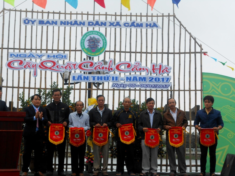 Hội An tưng bừng lễ hội cây quật cảnh - 2 Trao cờ lưu niệm cho các đơn vị tham gia