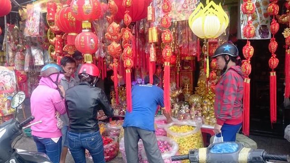 Thị trường hàng trang trí Tết: "Cháy" hàng... con gà vàng - 2
Người tiêu dùng thoải mái chọn lựa các sản phẩm ưng ý, phù hợp với túi tiền