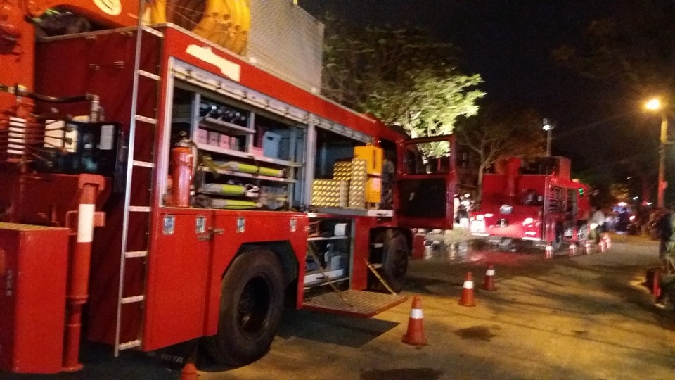 Rất nhiều xe chữa cháy đã được huy động đến hiện trường để xử lý vụ tai nạn