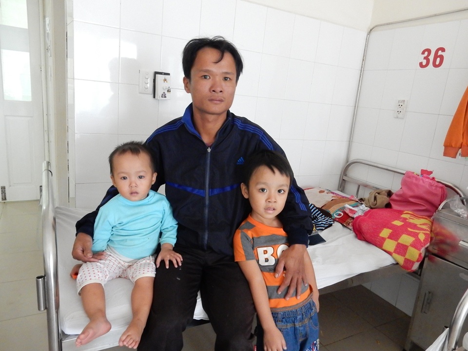 Bệnh tật đeo bám vợ con, ông bố trẻ kiệt quệ - 2 Mấy năm qua, bệnh tật cứ đeo bám vợ con anh Lập