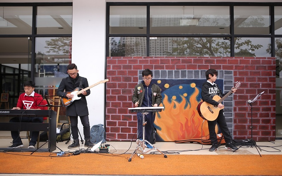 
Các nhóm Du ca Vinsers biểu diễn âm nhạc đường phố để quyên góp thực hiện dự án “Thư viện cho em”.
