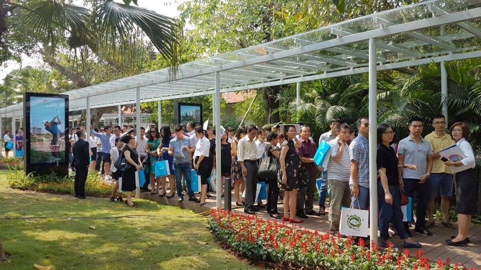 Giải mã bí kíp bán cháy hàng của ông lớn bất động sản - 2 Tất cả các đợt mở bán của Ecopark đều tái diễn việc khách hàng xếp hàng chờ đợi mua căn hộ