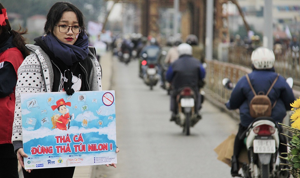 Tình nguyện viên giúp dân "thả cá, không thả nilon" - 7 Đỗ Thị Mai Hương, lớp 10 THPT Nguyễn Gia Thiều (Hà Nội) cho biết em đứng ở cầu Long Biên từ hôm thứ 4 (18/1) đến nay. Tuy rằng thời tiết khá lạnh nhưng các bạn trẻ không hề nản lòng.