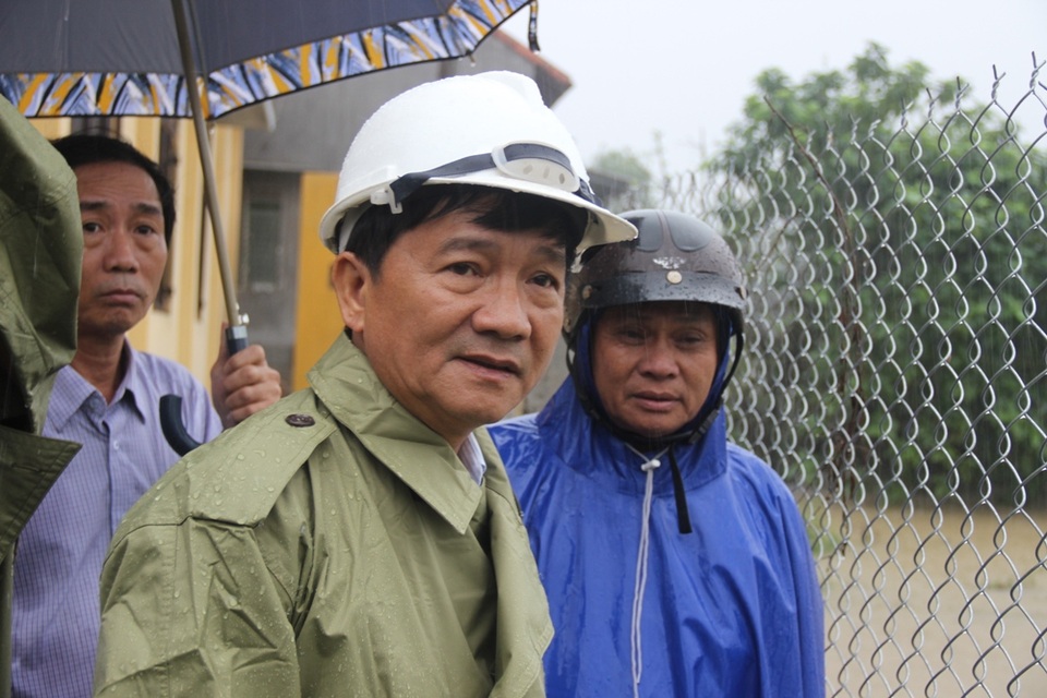 Chủ tịch Quảng Ngãi kêu gọi mua hoa Tết giúp dân - 1 Chủ tịch UBND tỉnh Quảng Ngãi Trần Ngọc Căng thị sát vùng trồng hoa Tết bị ảnh hưởng nặng nề trong đợt lũ hồi cuối năm 2016