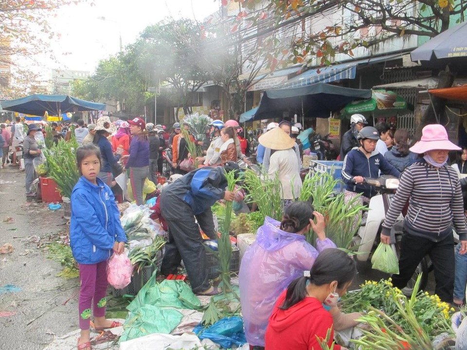 “Chen chân” sắm Tết trong phiên chợ ngày cuối năm - 2 Người bán ngồi tràn cả ra bên ngoài đường lớn