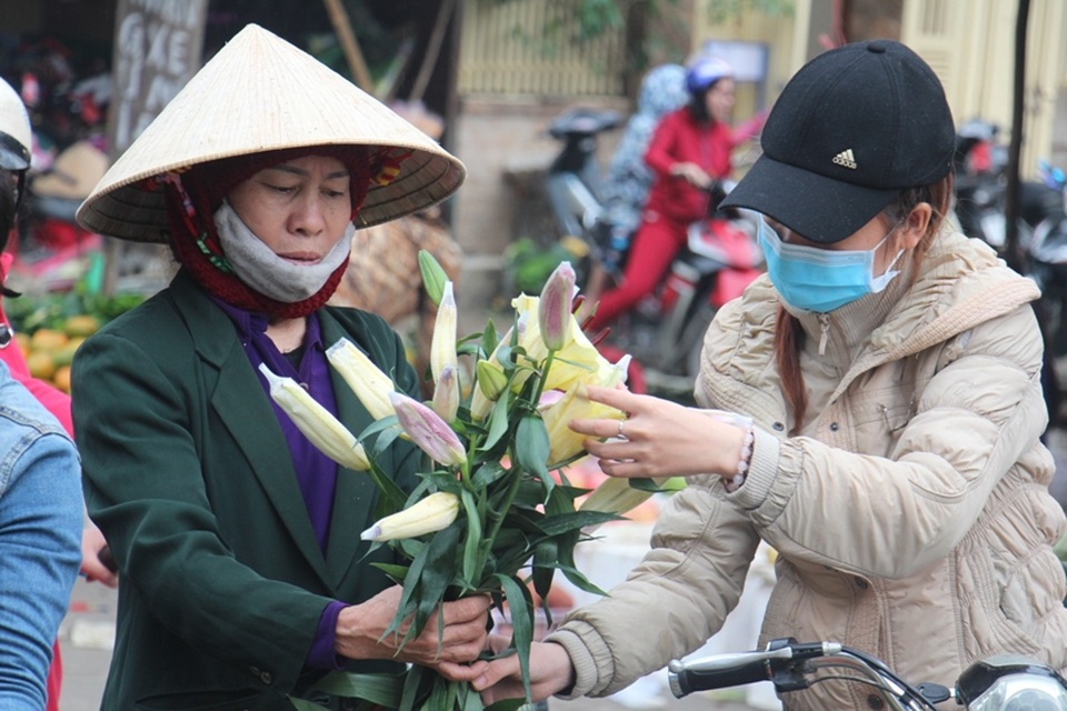“Chen chân” sắm Tết trong phiên chợ ngày cuối năm - 23 Có mặt tại khu vực chợ Phố Châu của huyện Hương Sơn vào chiều 30 tết, cảnh mua bán diễn ra tấp nập, hối hả. Người dân ở các khu vực, các huyện lân cận như Vũ Quang cũng đổ xô về đây. Vào thời điểm buổi chiều cuối năm, những mặt hàng được các hộ dân chọn mua nhiều nhất là hoa tươi