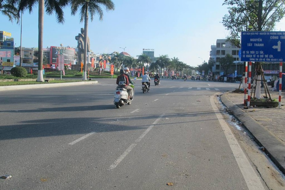 Mùng một Tết, nắng trải vàng những con phố vắng - 2 Thời tiết nắng đẹp