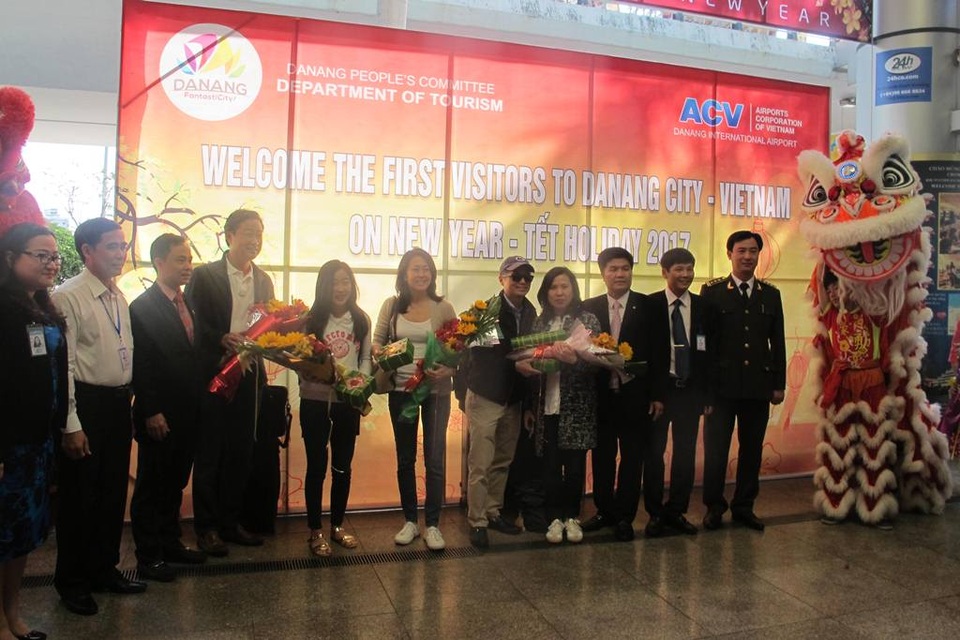 Tặng bằng chưng và hoa cho những vị khách đầu tiên xông đất Đà Nẵng