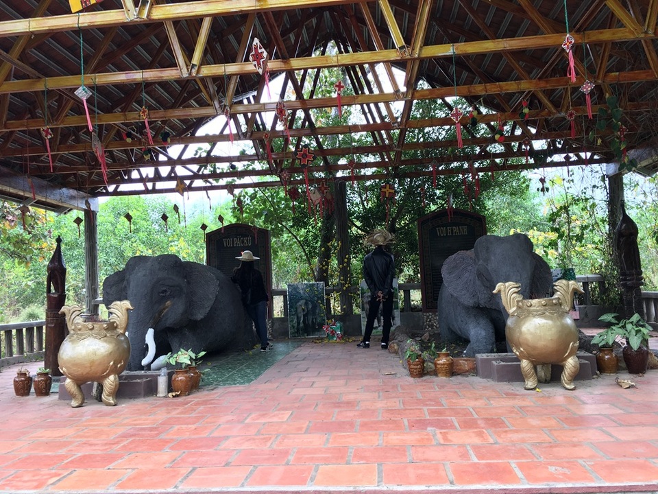 Khách du lịch đến Buôn Đôn cưỡi voi tăng mạnh dịp Tết nguyên đán - 2 Mộ voi và tượng vua săn voi Khunjunop