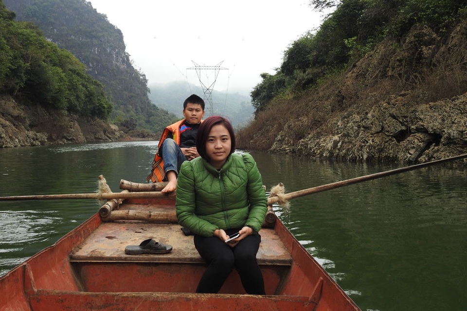 Đáng thương cô bé lớp 8 mỗi ngày vượt 18 km đường rừng để đến trường - 3
Cô Phạm Hải Yến, giáo viên chủ nhiệm, lo học trò thất học, cô đã chủ động viết đơn gửi Báo Dân trí đề nghị được giúp đỡ cho em Trang. Cô Yến cùng PV Dân trí đến thăm nhà Trang cũng phải đi thuyền vượt sông rất nguy hiểm