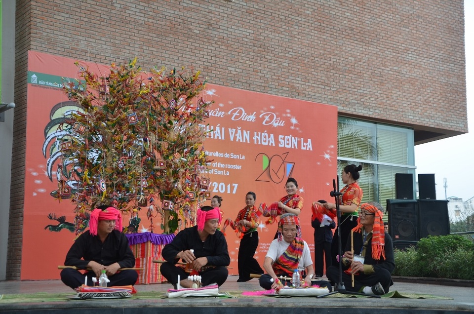 Trẻ nhỏ Hà Nội thích thú trải nhiệm tết vùng cao Tây Bắc - 1
Chương trình “Vui Xuân Đinh Dậu” diễn ra trong 2 ngày 4-5/2 tại bảo tàng Dân tộc học (Hà Nội) với nhiều màn trình diễn như múa sạp, hát giao duyên của người Thái, hát tơm của người Khơ-mú, khèn của người H’Mông...