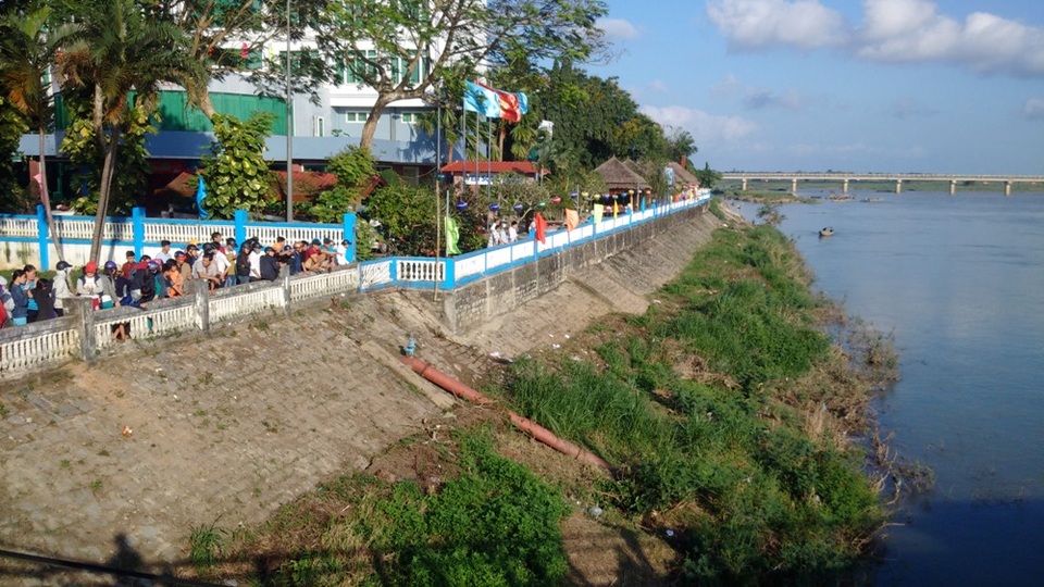 Hàng trăm người đứng kín bờ sông xem tìm kiếm người tự tử - 1
Liên tiếp hai vụ nhảy cầu Trà Khúc (Quảng Ngãi) tự tử trong hai ngày 3 và 5/2.
