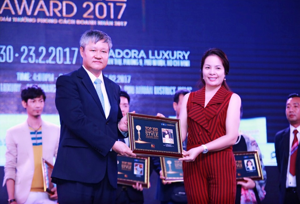 TGĐ HOANGGIALAND Hoàng Thanh Tú – Top 100 doanh nhân tiêu biểu 2016 - 2
Bà được trao tặng danh hiệu Top 100 doanh nhân tiêu biểu 2016.