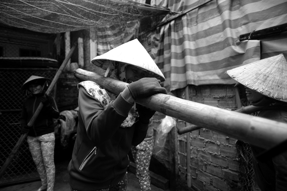 Nhọc nhằn những phụ nữ oằn mình gánh đá mưu sinh - 5 Những nữ phu đá lạnh ở đây đều trên dưới 40 tuổi, có người đã gắn bó gần 20 năm với công việc này.