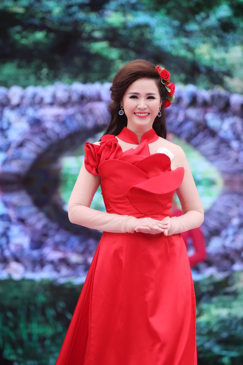 Nữ doanh nhân xinh đẹp đăng quang “Nữ hoàng Hoa Hồng 2017” - 2 Nữ doanh nhân xinh đẹp nổi bật trong phần thi áo dài.