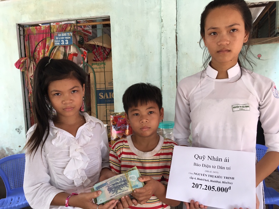 
Bé Kiều Trinh cùng 2 em nhận số tiền ủng hộ của bạn đọc tuần 2 và tuần 3 tháng 2 qua Quỹ Nhân ái
