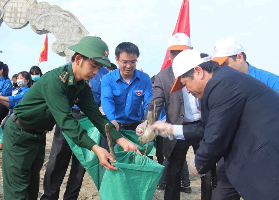 Hơn 1.500 đoàn viên, thanh niên Hà Tĩnh ra quân làm sạch bờ biển - 1 Lãnh đạo tỉnh, đoàn tham gia nhặt rác làm sạch biển