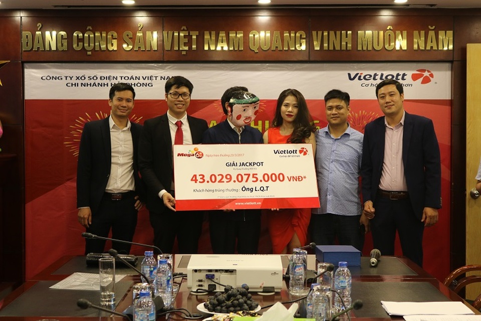 “Tán lộc” giải Jackpot 43 tỷ đồng: May mắn cũng cần sẻ chia! - 2 Ông Vũ Tuấn Dương – Giám đốc Công ty CP Vì Con Người Việt tham gia trao thưởng giải Jackpot trị giá 43 tỷ đồng cho ông L.Q.T vào chiều 23/3.