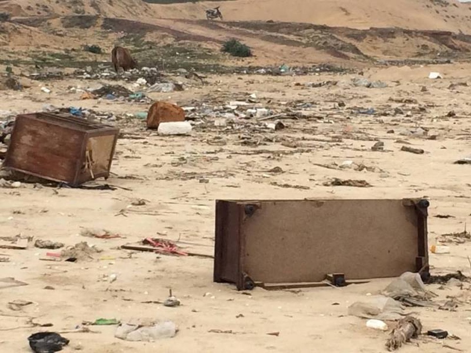 Bãi biển biến thành bãi rác khổng lồ - 8