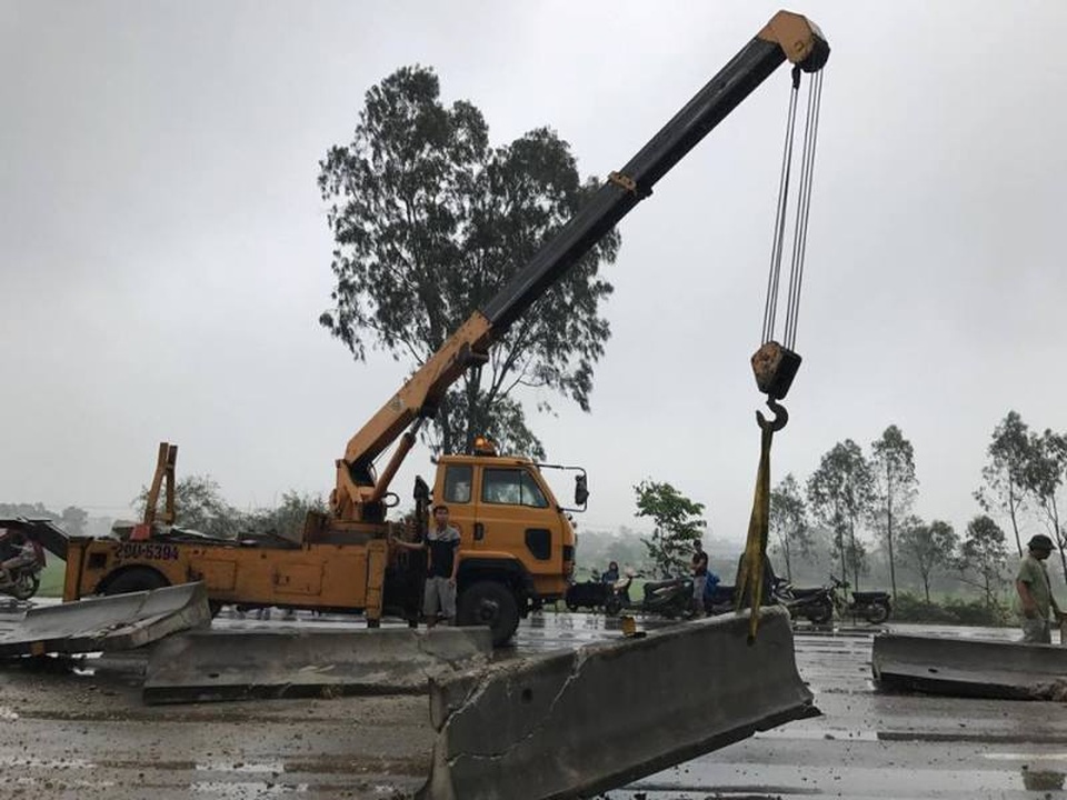 Hình ảnh hiện trường tan hoang của vụ lật xe khách - 7