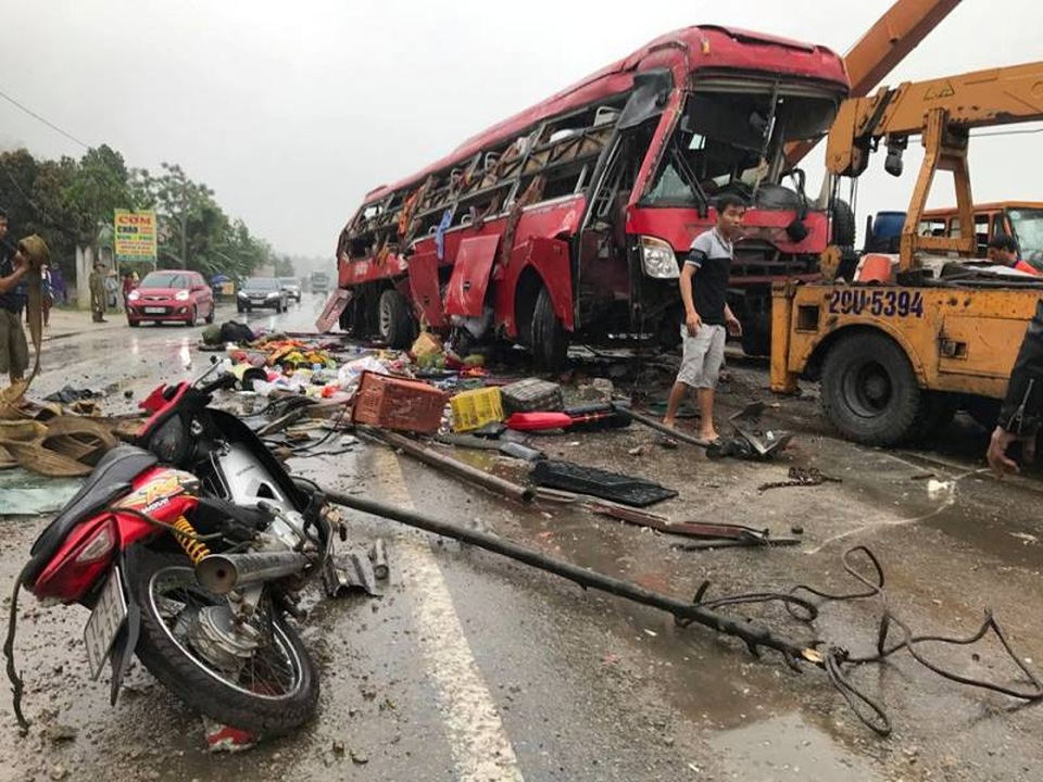 Hình ảnh hiện trường tan hoang của vụ lật xe khách - 1