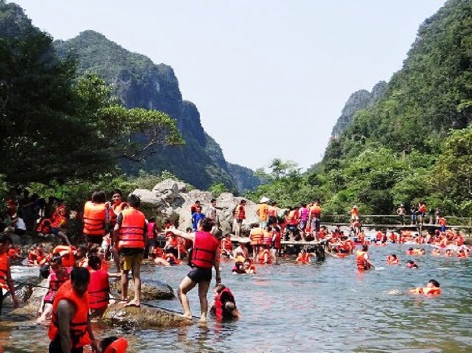 Khuyến cáo hạn chế dùng thiết bị ghi hình khi du lịch Phong Nha - Kẻ Bàng - 2 Mỗi ngày có khoảng 5 đến 10 thiết bị điện tử dùng pin của du khách rơi xuống sông