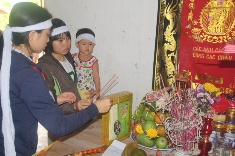 Trao hơn 88 triệu đồng tới gia đình hiến tạng mẹ cho y học - 2 Ba chị em Sáng bên di ảnh của mẹ