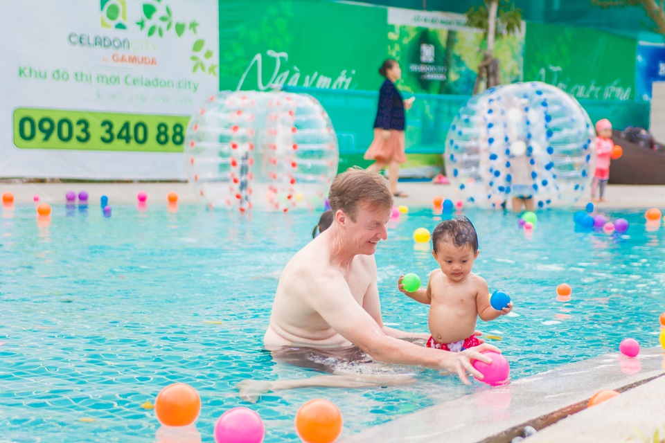 Tận hưởng mùa hè 5 sao cùng lễ hội bóng nước “Bubble Wonderland Pool Party” - 3 Tận hưởng mùa hè 5 sao cùng lễ hội bóng nước “Bubble Wonderland Pool Party” - 3