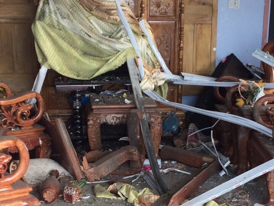 Nghi án ném “vật nổ” vào nhà dân - 2
Gian phòng khách bị hư hại nặng