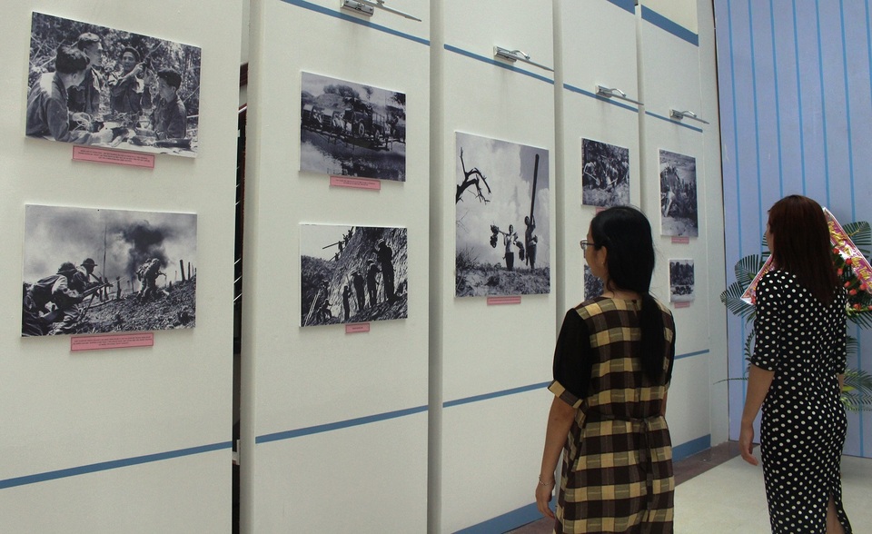 Người dân tham quan triển lãm