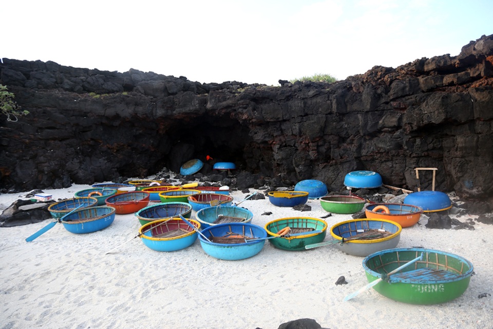 
Với diện tích khoảng 0,69km2, dân số khoảng 400 người, đảo Bé được bao bọc bởi những vách đá nham thạch nhô cao cùng với những vuông hành, vuông tỏi bậc thang trông rất đẹp mắt.
