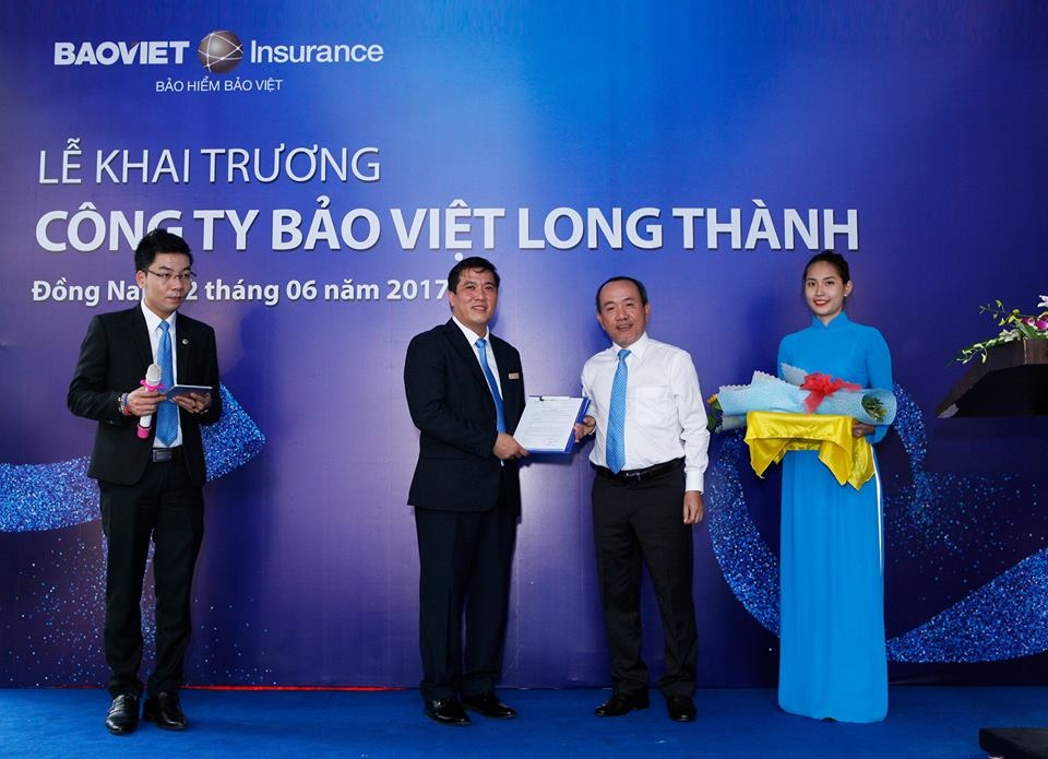 Bảo hiểm Bảo Việt tiếp tục mở rộng mạng lưới tại tỉnh Đồng Nai - 2 Ông Phan Kim Bằng, Chủ tịch Hội đồng thành viên Tổng Công ty BHBV giấy phép của Bộ Tài Chính cho ông Huỳnh Minh Châu, Giám đốc Công ty Bảo Việt Long Thành