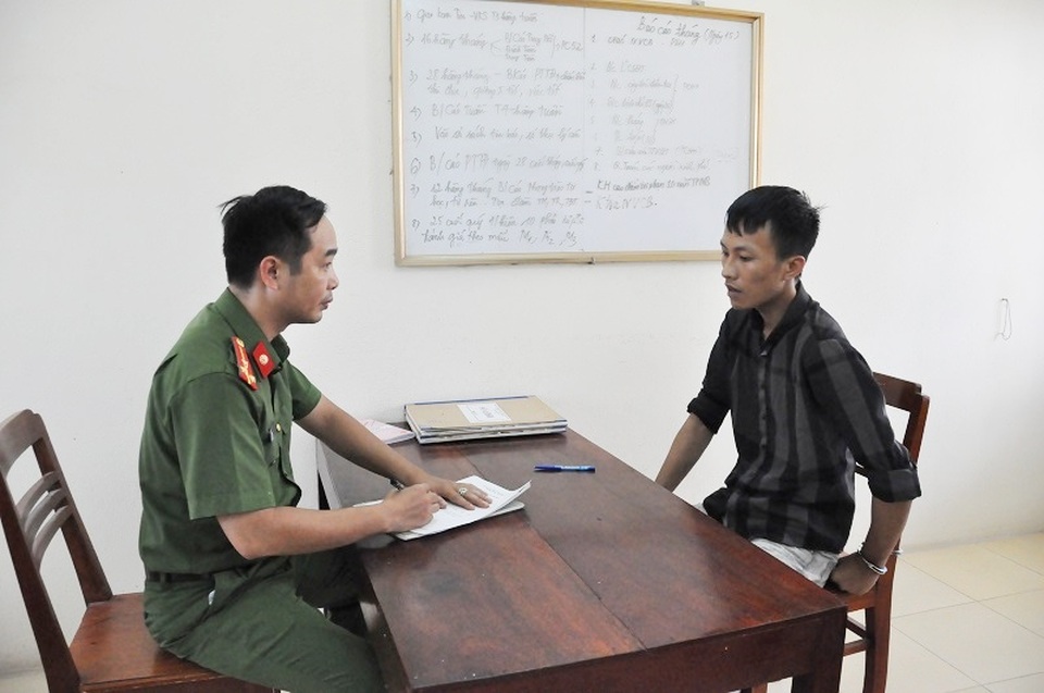 Dọa bán con của người tình sang Trung Quốc, tống tiền 100 triệu đồng - 2 Qua đấu tranh khai thác, Tiến đã khai nhận toàn bộ hành vi phạm tội của mình.