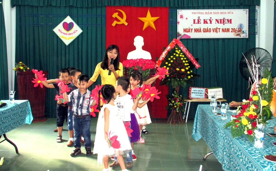 Cô giáo mầm non: “Chúng tôi dành gần 12 giờ mỗi ngày chăm trẻ” - 2 Cô giáo Lê Thị Ngọc Kiều cùng các em học sinh của mình - (Ảnh: NVCC)