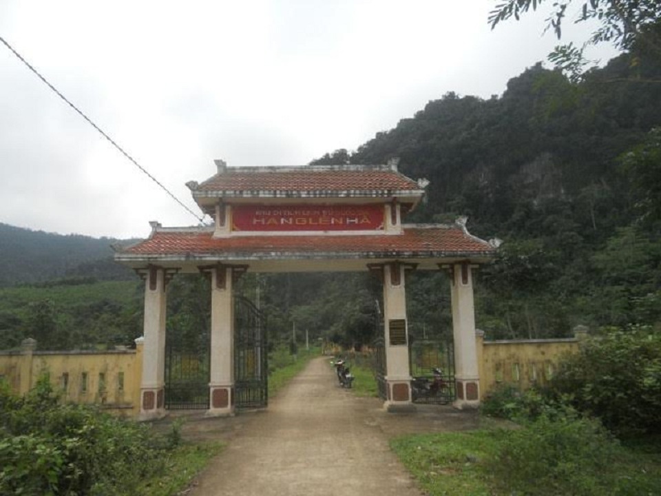 Đường vào Di tích lịch sử cấp Quốc gia Hang Lèn Hà