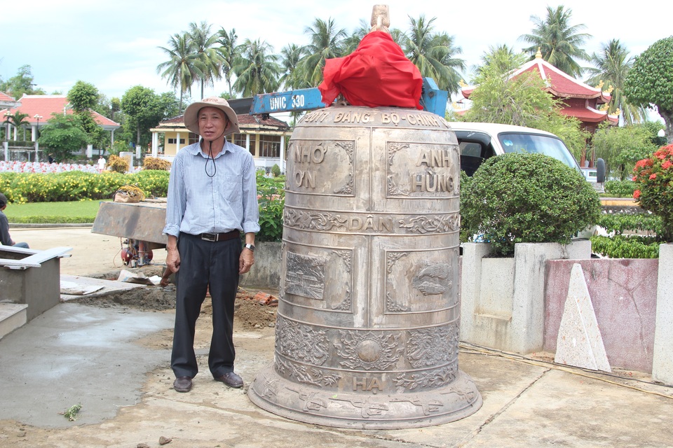 Nghệ nhân Dương Ngọc Thắng bên chiếc chuông được làng nghề Phước Kiều chế tác nặng gần 2 tấn