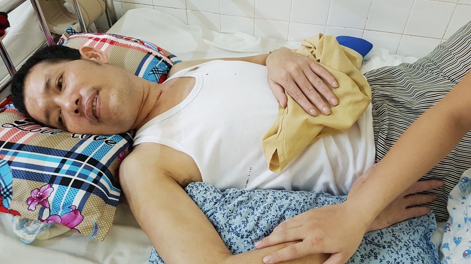 Vợ cầm đến 5 sổ đỏ vẫn chưa cứu được chồng bị chấn thương sọ não - 4 Mong ước lớn nhất của cả nhà là anh Đức Anh sẽ khỏe lại bình thường