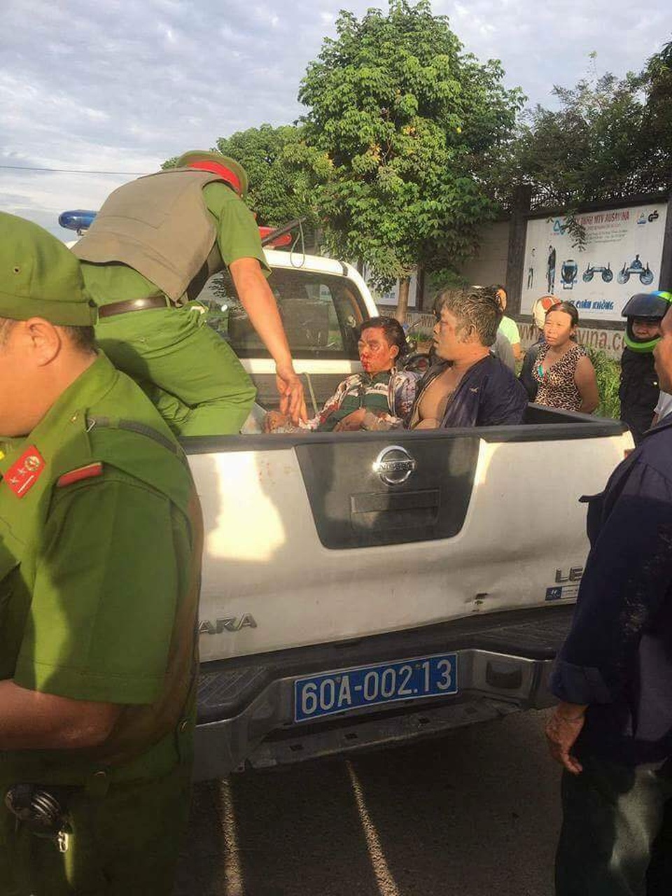 Người dân đánh bất tỉnh, thiêu rụi xe của 2 nghi can trộm chó - 2 Lực lượng công an đưa 2 đối tượng bị người dân vây đánh đi cấp cứu.