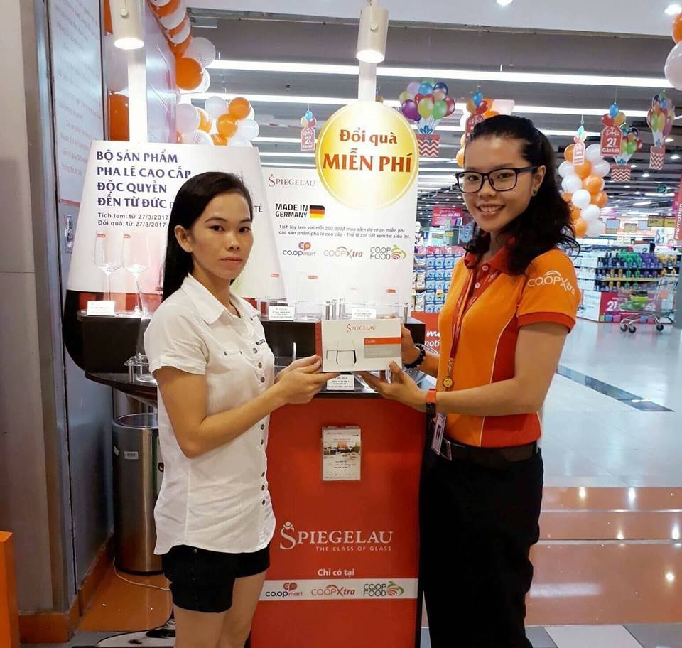 Siêu thị Co.opmart dập dìu khách hàng đến nhận quà sang miễn phí - 2 Khách hàng nhận quà tặng tại Co.opXtra Tân Phong