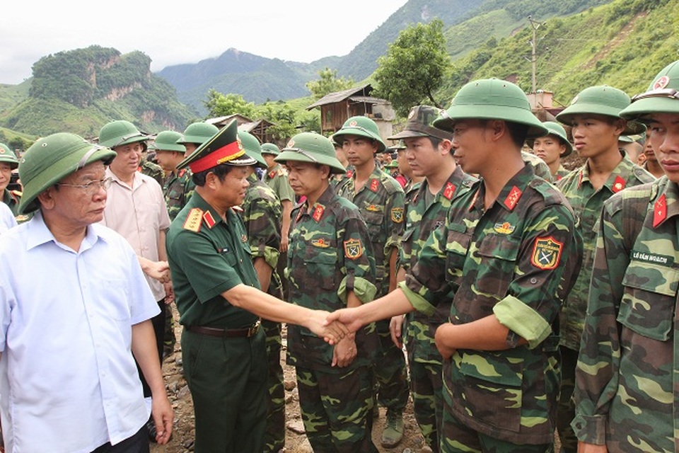 Trao quà tới người dân vùng lũ của tỉnh Sơn La - 1
Đại tướng Đỗ Bá Tỵ động viên bộ đội tham gia khắc phục hậu quả lũ quét ở Mường La