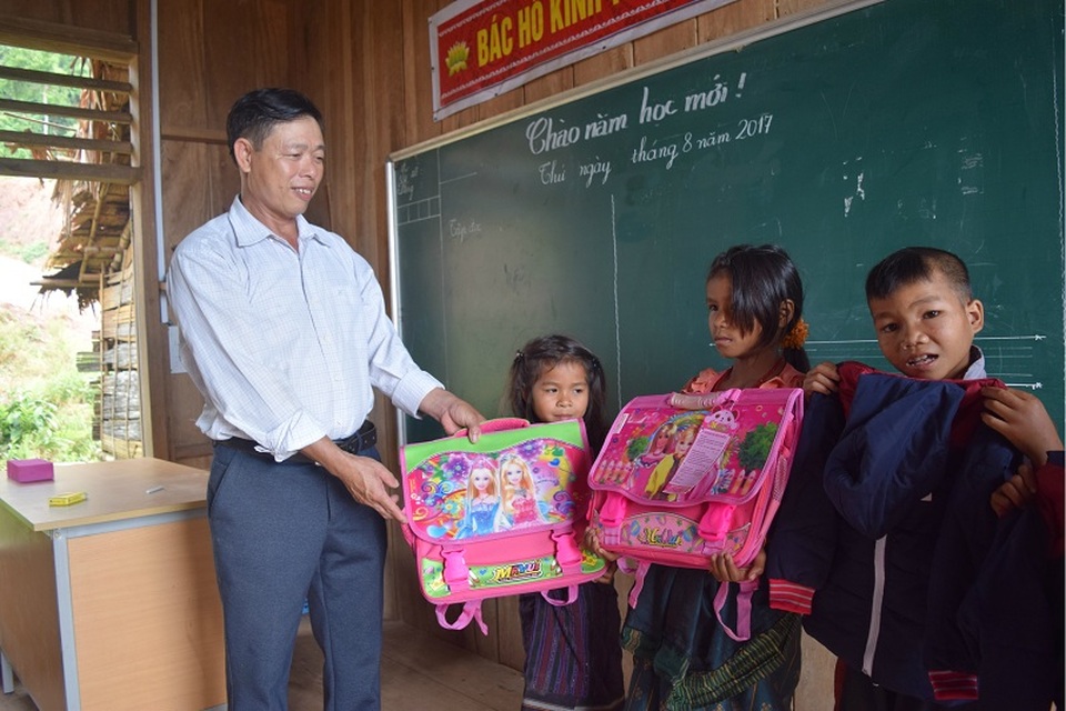 Cảm động thầy giáo đi xin quần áo cho học trò nghèo vùng cao - 2 Cảm động thầy giáo đi xin quần áo cho học trò nghèo vùng cao - 2