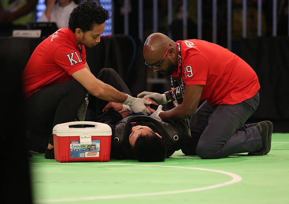 Nhật ký SEA Games 29 ngày 29/8: Pencak Silat giành ba tấm HCV - 20
Các nhân viên y tế chăm sóc Tuấn Anh, anh gặp chấn thương ở tay ảnh: Q.H